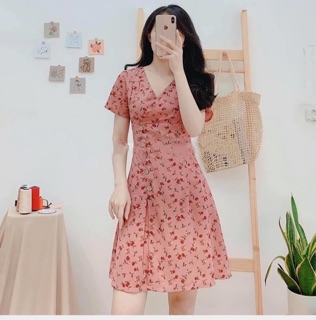 VÁY HOA HỒNG ĐẤT CỔ V KHUY GỖ LỆCH