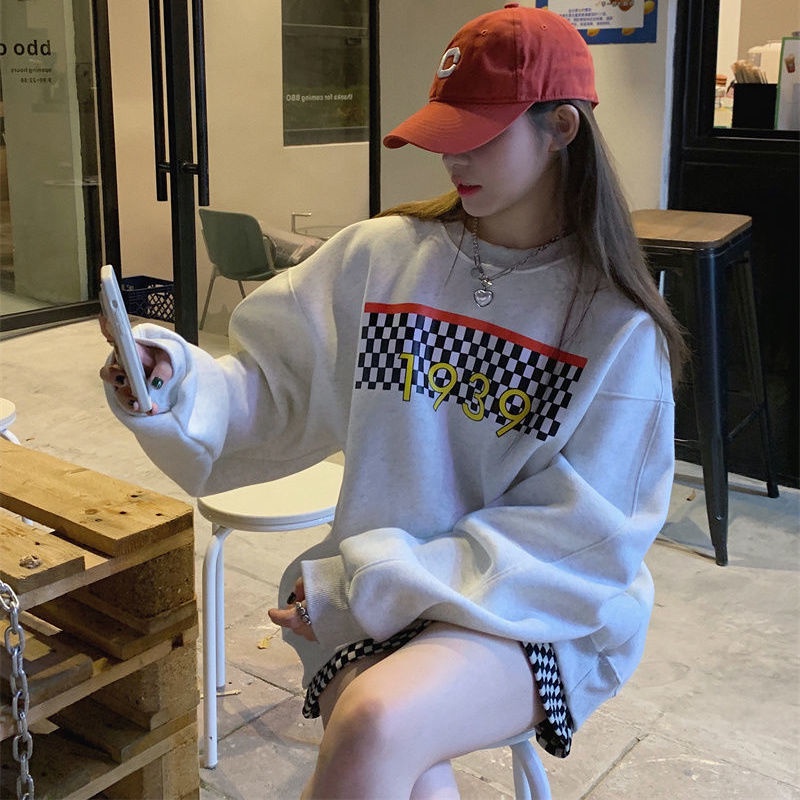 Set áo len họa tiết kẻ sọc và chân váy phong cách retro thời trang 2022