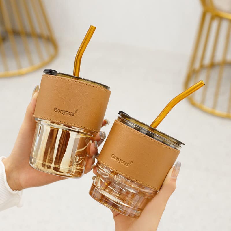 Cốc thủy tinh bao da Gorgous có nắp, ống hút dung tích450ml có 2 màu cao cấp