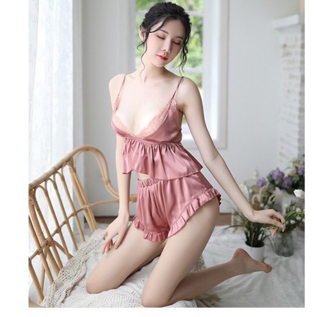 Bộ ngủ lụa 2 dây quần đùi xẻ ngực sexy qccc