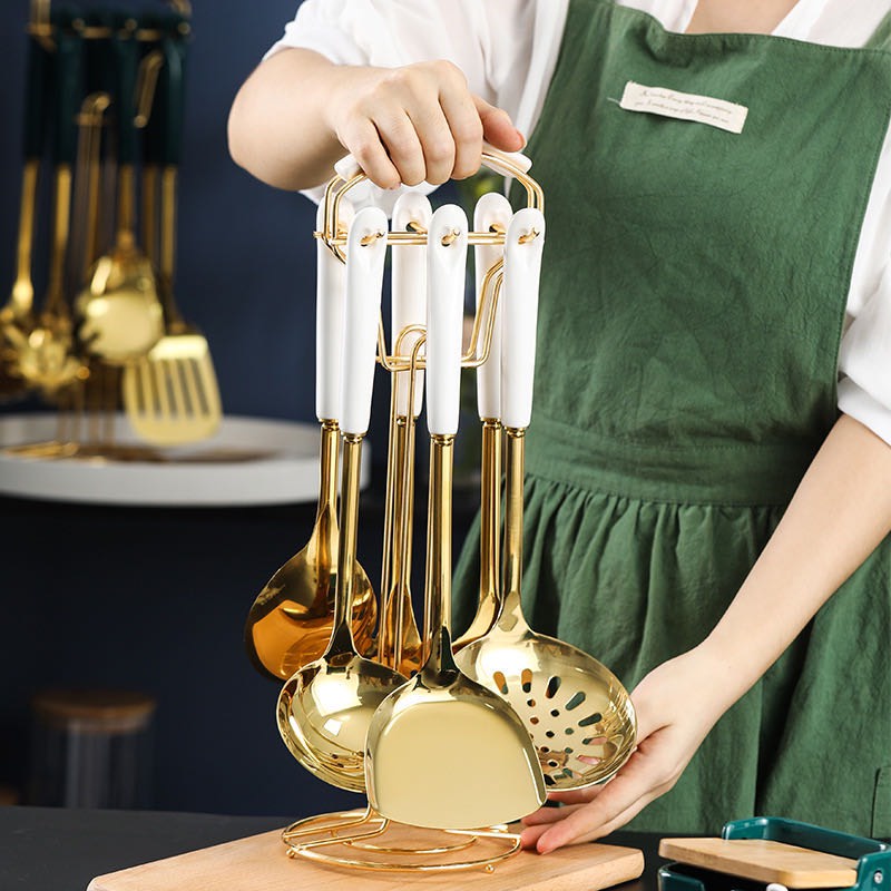 Đồ Dùng Nhà Bếp - Bộ Treo Môi Mạ Vàng Siêu Xịn Gồm 6 Dụng Cụ Nấu Ăn Và Giá Treo Muôi Thìa