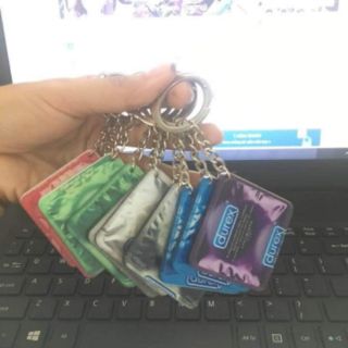 Móc khóa mica bao cao su