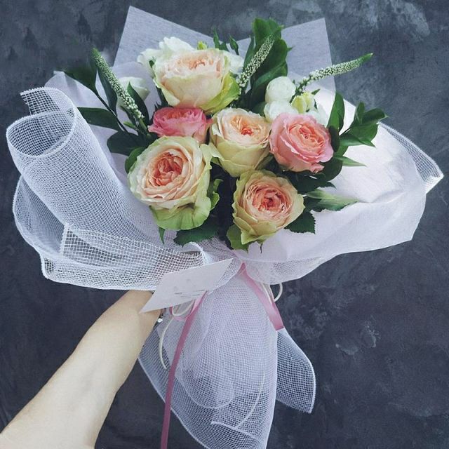 Lưới thô bó hoa sáp đủ màu đẹp.