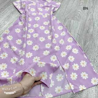 Váy hoa cúc 2 dây xẻ vạt.