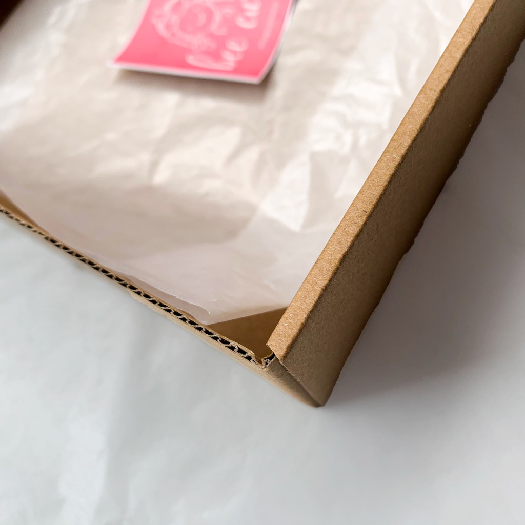 Hộp quà vintage giấy kraft cỡ trung Bee Curl (Kèm giấy gói hút ẩm, sticker và nhánh hoa thơm)