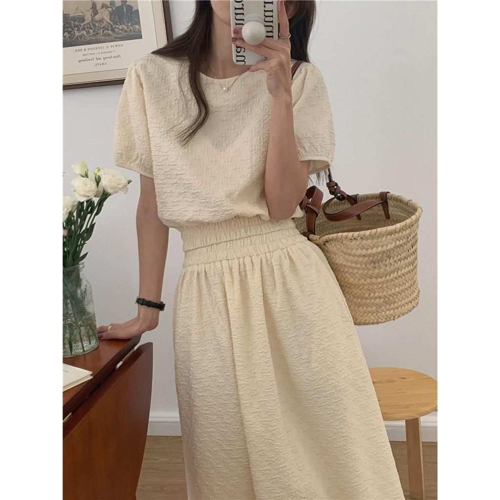 Bộ Áo Sơ Mi Ngắn Tay Cổ Tròn + Chân Váy Dập Nổi 51461