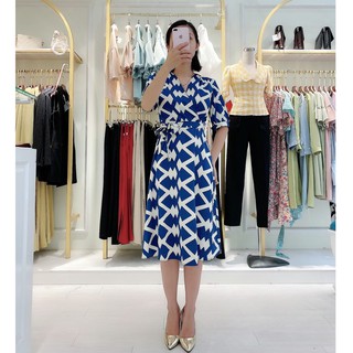 Đầm lụa họa tiết cổ chéo thắt đai , chất liệu lụa mềm mại BY AUGUST DESIGN