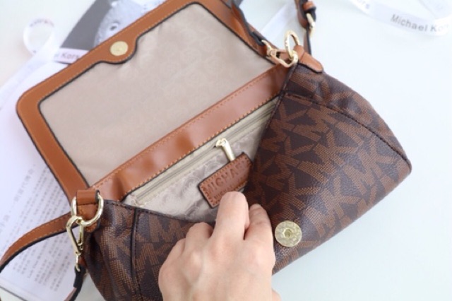 Túi đeo chéo MK Michael Kors nắp size 22