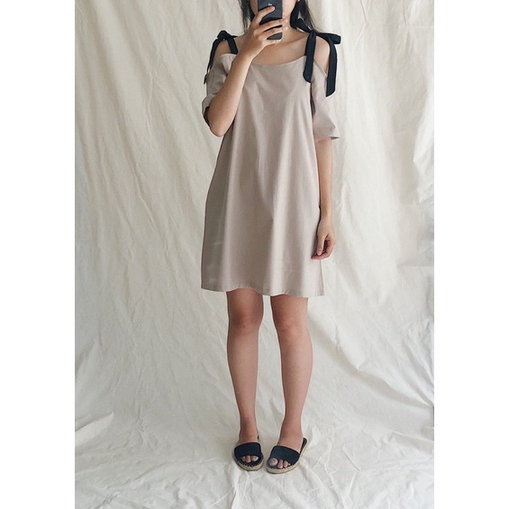 Đầm bẹt vai Dây đen