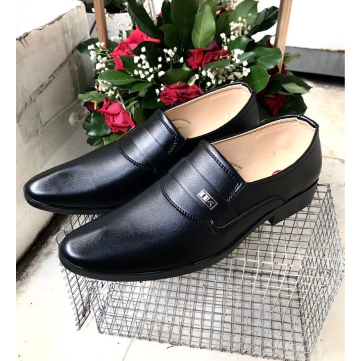 Giày công sở nam mẩu mới, phom đẹp, size từ 38-42, màu đen, đế khâu sẳn rất chắc chắn
