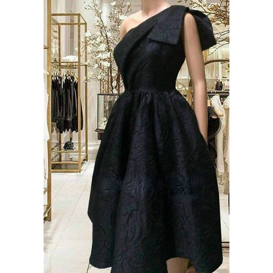 Đầm gấm xòe lệch vai nơ 3 màu Đen- Đỏ -Trắng- Kem