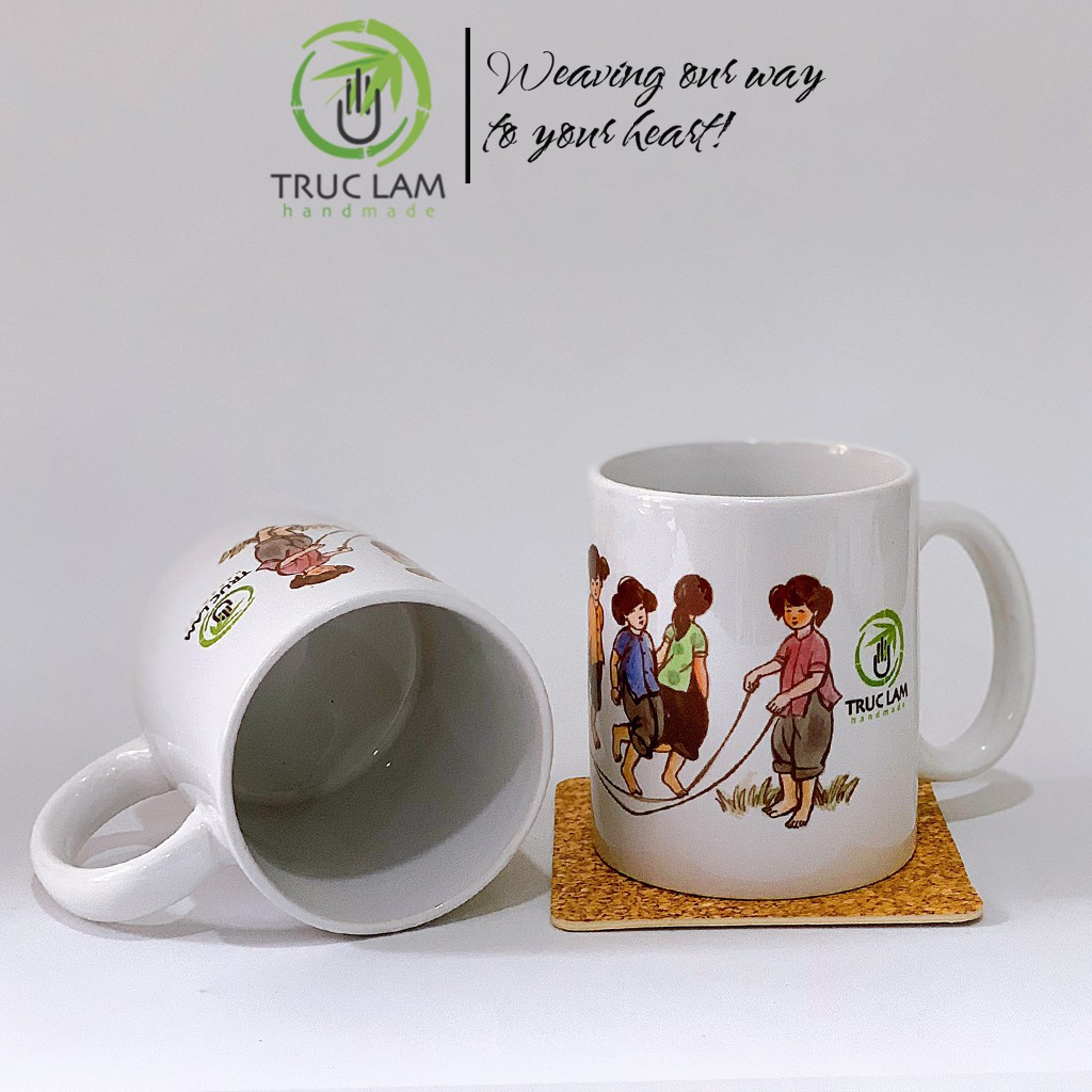 Cốc Uống Nước Có Quai Cầm Chất Liệu Sứ Bát Tràng In Hình Trò Chơi Dân Gian - Nhảy Dây - Trúc Lâm Handmade