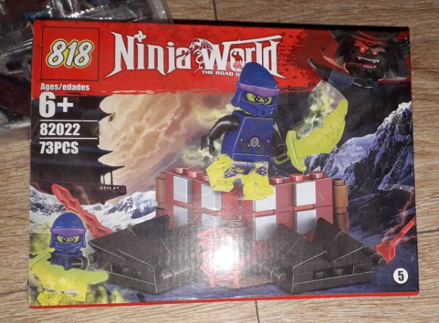 Lắp ráp 1 hộp LegoNinja 82022 có nhiều chi tiết bằng nhựa ABS rất đẹp