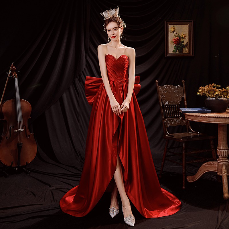 Vẻ đẹp của cô dâu đỏ trước khi nâng ly tiệc cưới váy đuôi dài giá sỉ đầm dạ hội 17000