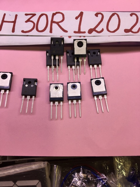 Sò công suất bếp từ :H 30 R 1202 .