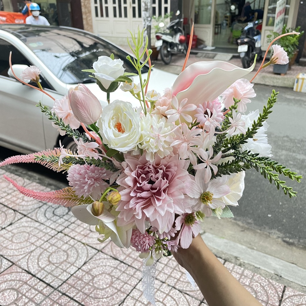 Hoa cầm tay cô dâu ngày cưới