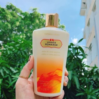 Sữa dưỡng thể Amber Romance Victoria Secret