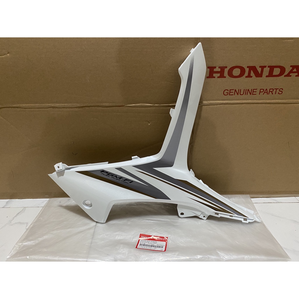 Bộ ốp trung tâm bên trái HONDA WAVE RSX110 năm 2014 màu Trắng xám. (64355K03M30ZA)