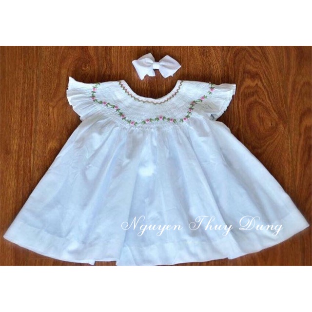 Váy trắng nụ hồng