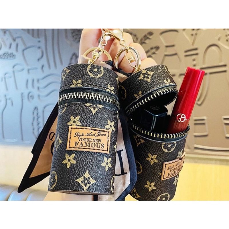 Móc chìa khoá dạng ống hoạ tiết L.V sành điệu tặng kèm khăn buộc