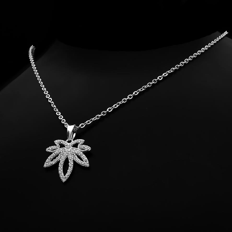 dây chuyền lá oliu , tượng trưng cho sự giàu có thành đạt