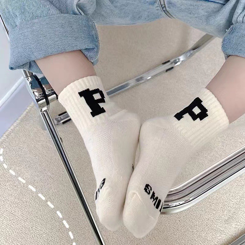 Set 4 đôi Vớ Cotton Cổ Trung Nhiều Màu Sắc Dễ Thương Cho Bé in hình chữ P