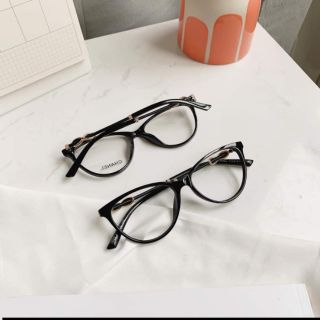 Gọng mắt mèo xếch vừa, chân xoắn 1633