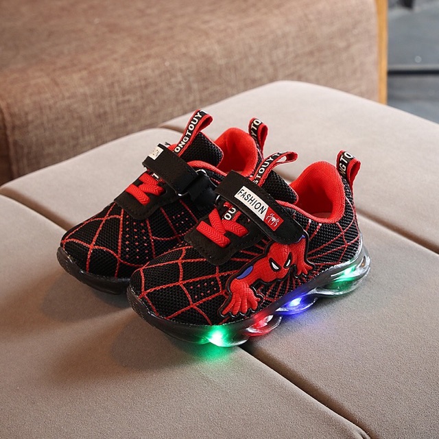 Giày thể thao nhện có đèn led cho bé trai
