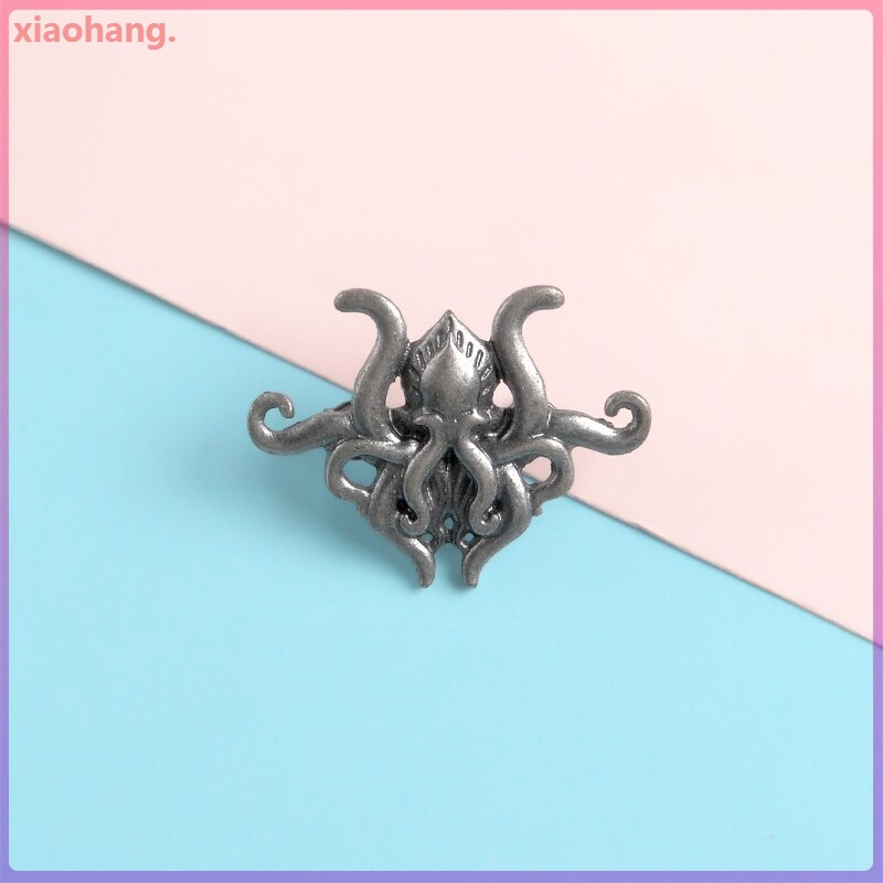 Huy hiệu cài áo hình bạch tuộc trong game Lovecraft