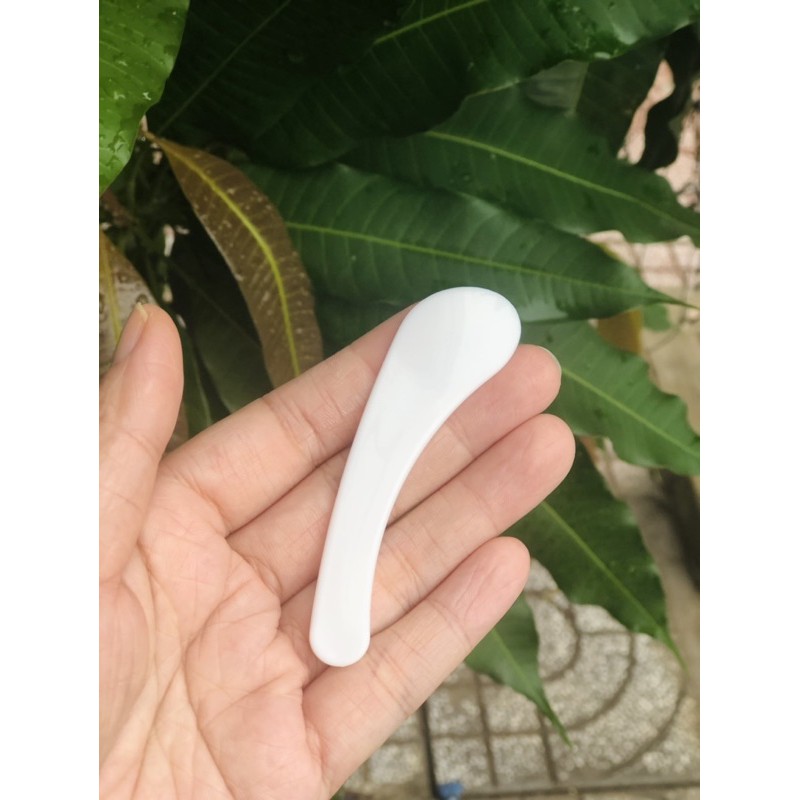 Muỗng lấy kem màu trắng