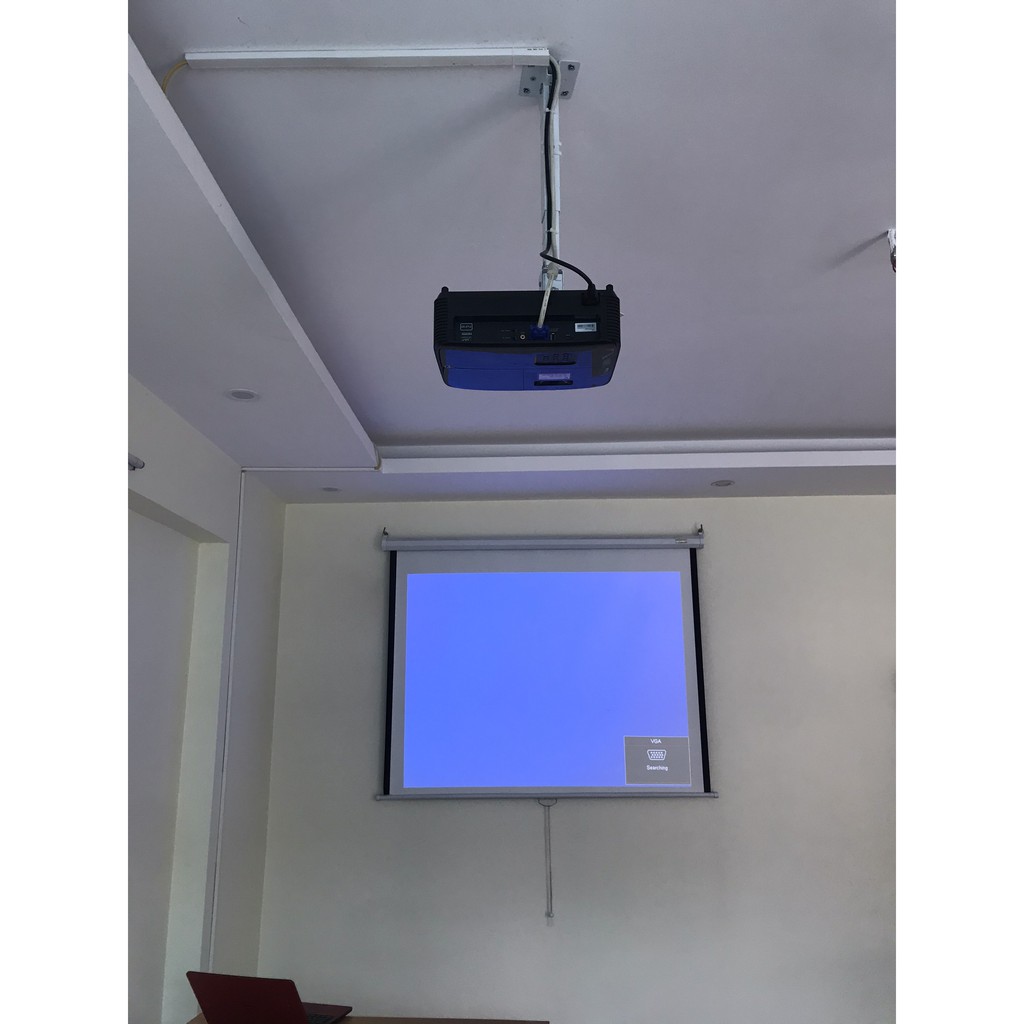 Màn chiếu điện 100inch - 1m78 x 1m78. Vải màn có tính chống mốc cao, thiết kế sang trọng, lắp đặt dễ dàng