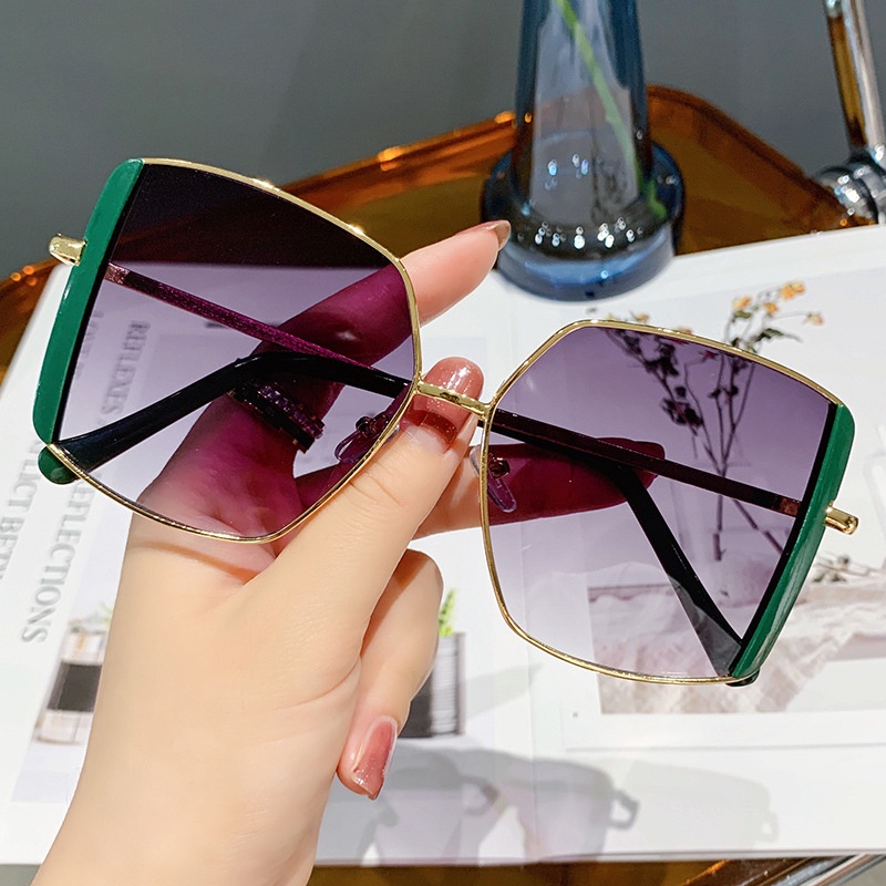 Mắt kính mát gọng kim loại tròng màu gradient sành điệu cho cả nam và nữ