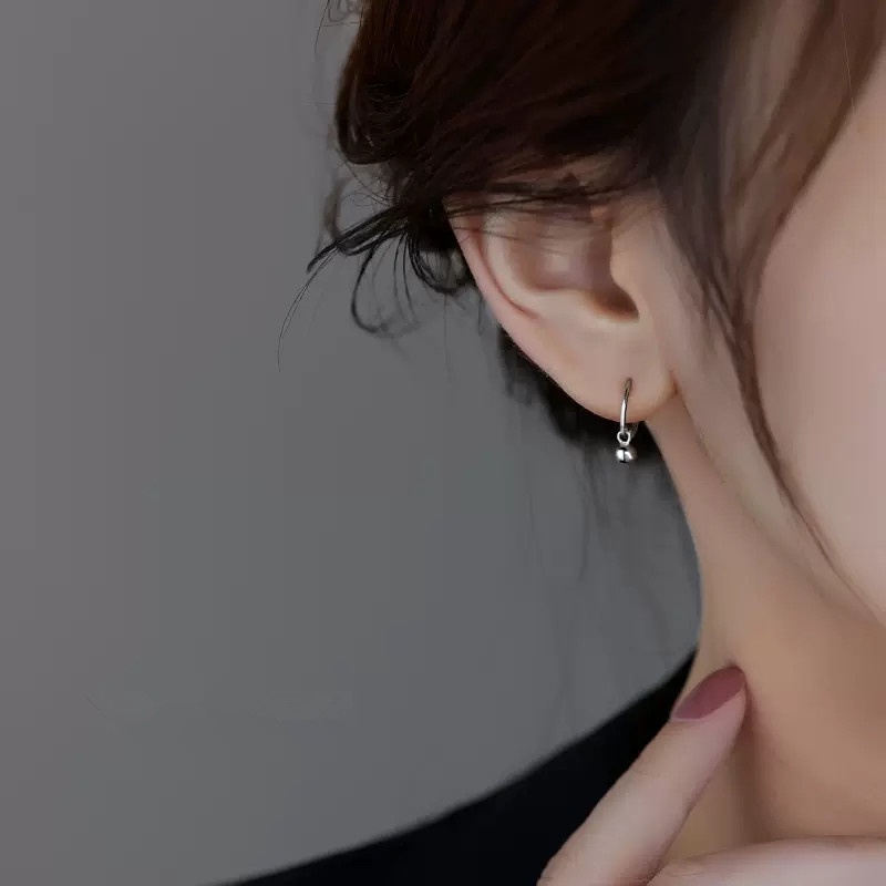 1 Đôi Bông Tai Dạng Vòng Nhỏ Màu Bạc Đơn Giản Thời Trang Cho Nữ