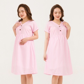 Đầm bầu thiết kế dáng babydoll MOLYS M2451 mở cúc giữa vải thô đũi hồng phấn kẻ trắng tôn da