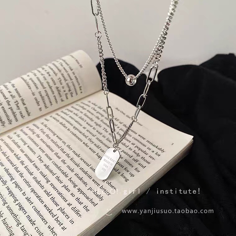 Vòng cổ hai lớp kiểu chuỗi xích dài thích hợp phối cùng áo len cổ lọ
