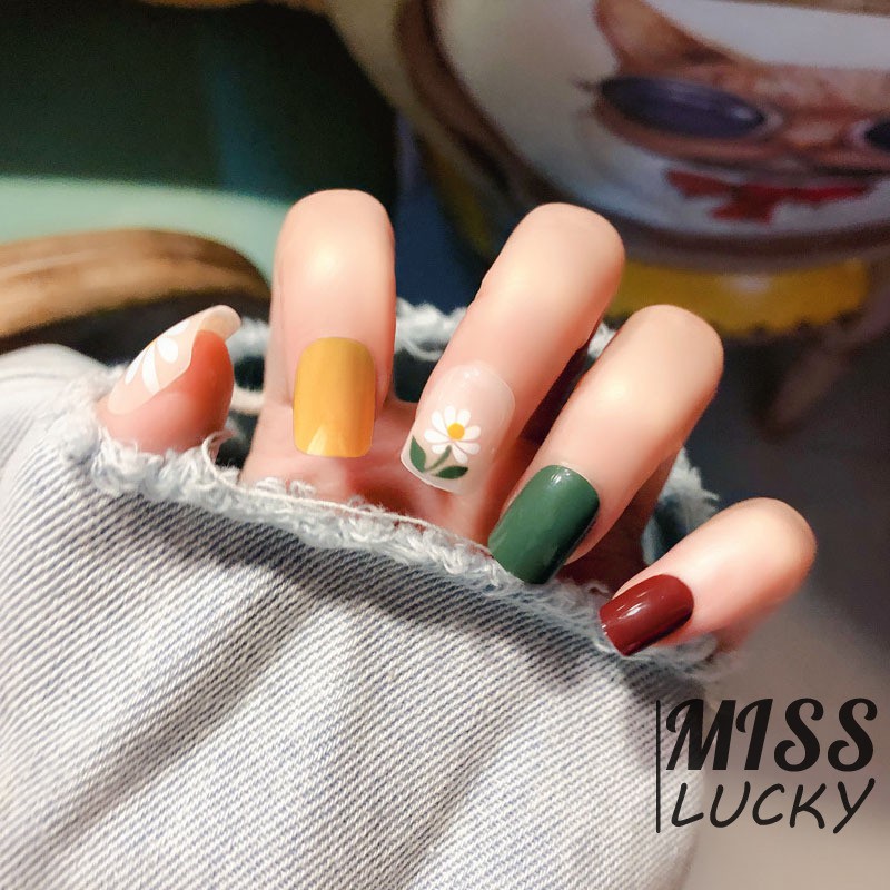 Móng tay giả có 4 màu dễ thương vẽ hoa xinh xắn làm đẹp cho bạn gái