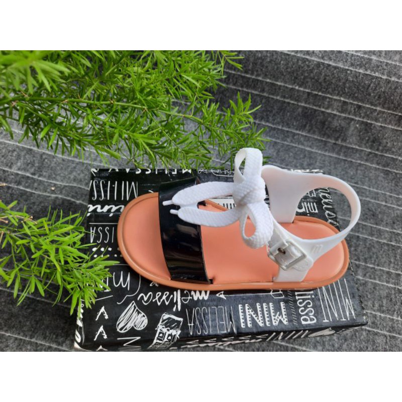 Giày xuất cho bé