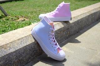Giày ConVerse ĐỔI MÀU khi ra nắng.