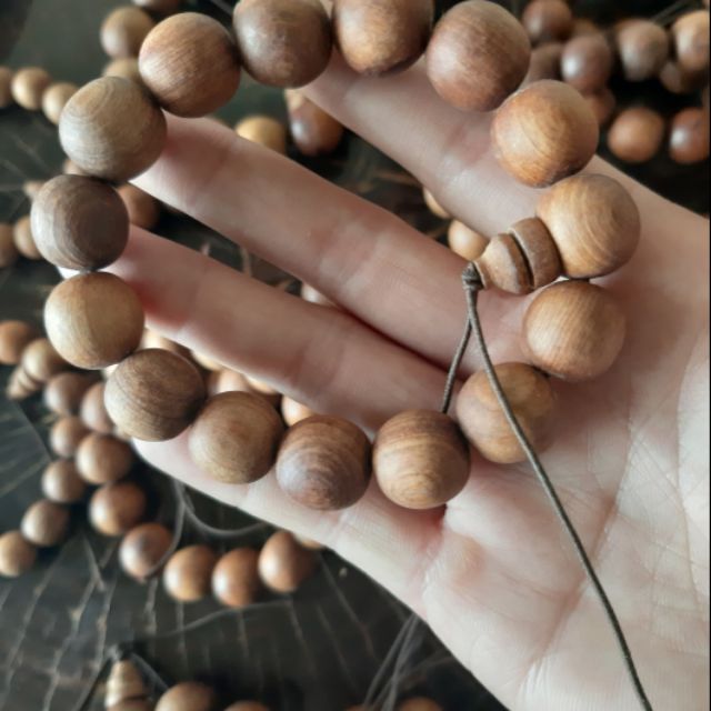 Vòng tay được làm từ gỗ ngọc am
