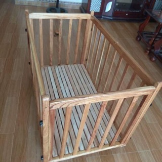 Cũi gỗ có bánh xe cho bé yêu.