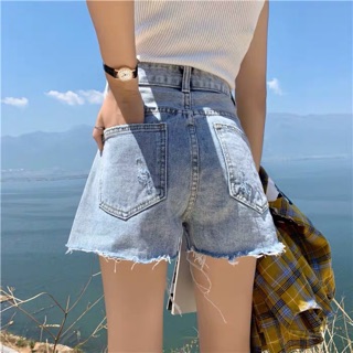 Quần short bò rách