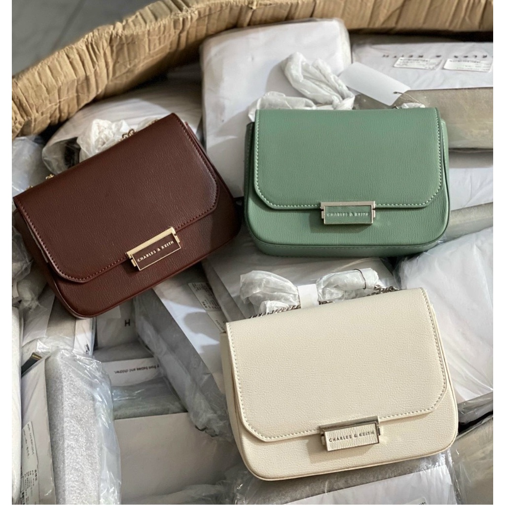 Túi ví đeo vai kẹp nách CNK Push Lock Crossbody Bag mẫu mới ra full đen chuẩn hàng hiệu sang trọng.00