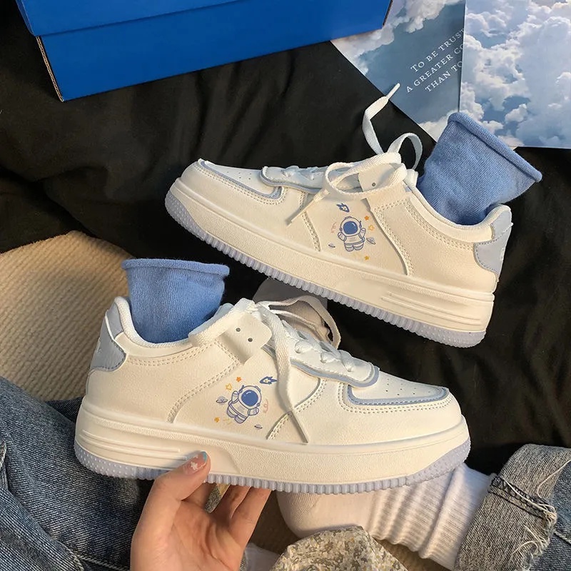 Yêu thương nữ phi hành gia thể thao giày trắng