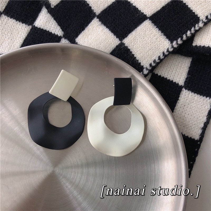 Bông Tai Hình Tròn Không Đối Xứng Màu Trắng Đen Phong Cách Cổ Điển Thời Trang Cho Nữ