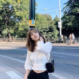Áo trắng bo eo cột ngực