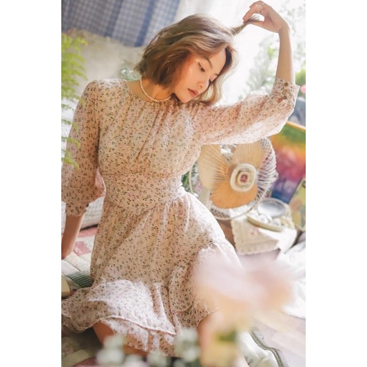 Đầm hoa hở lưng