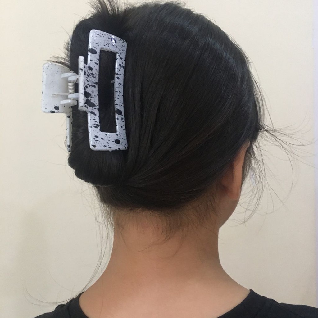 Kẹp càng cua nhựa vuông bò sữa đen - trắng cá tính