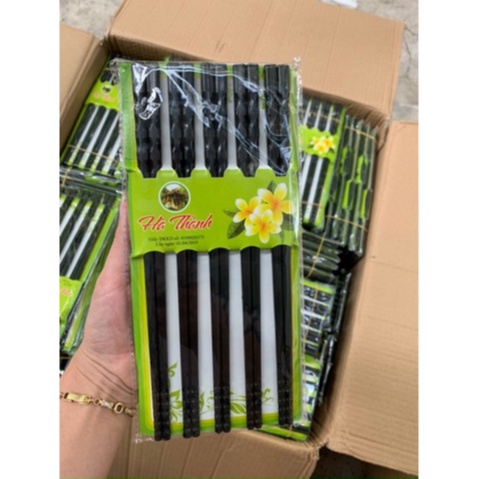 Vỉ 10 Đôi Đũa Nhựa Phíp Hà Thành Xoắn Dài 23Cm - Không Nấm Mốc,Chịu Nhiệt tốt