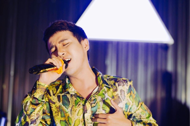 Sơ mi họa tiết da rắn
