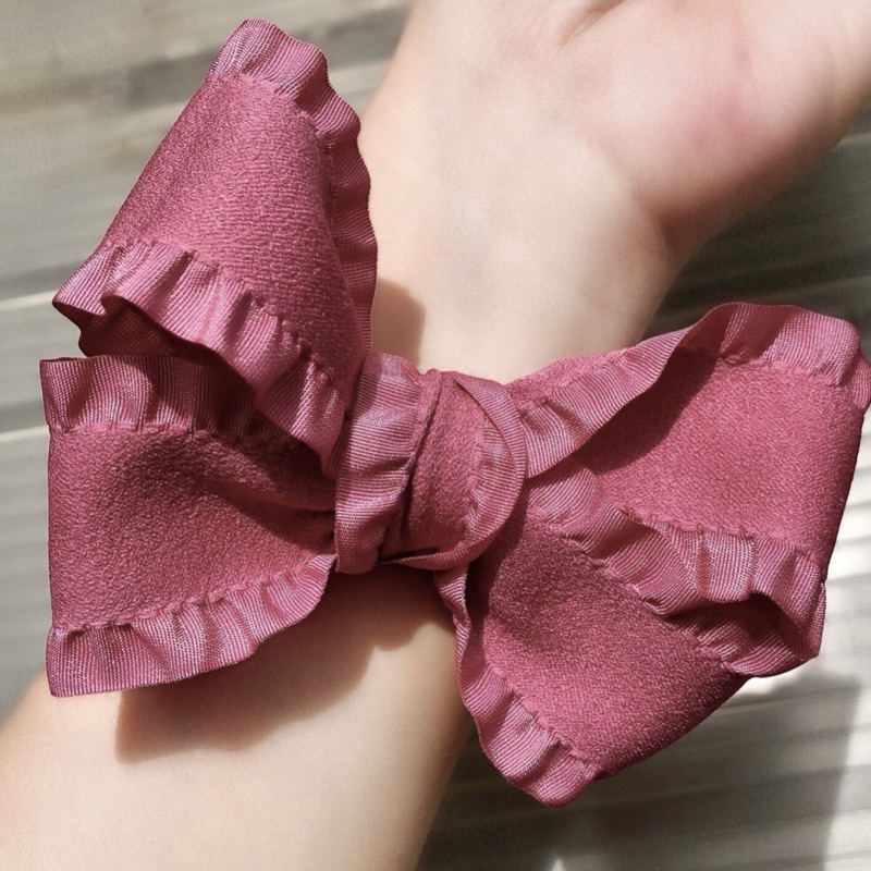 Cột tóc nơ hồng
